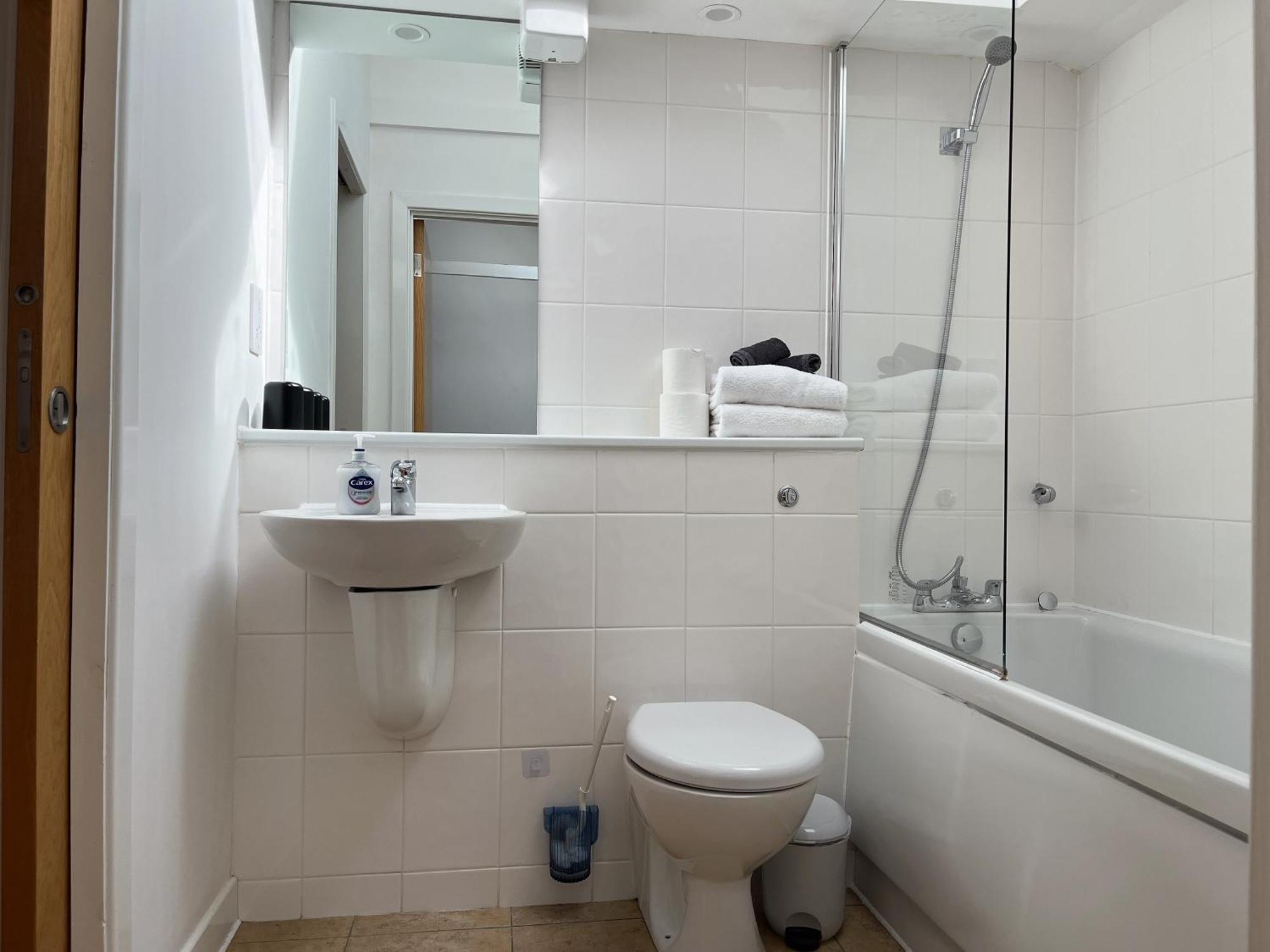 2 Bed 2 Bath With Private Parking Leilighet EDI Eksteriør bilde